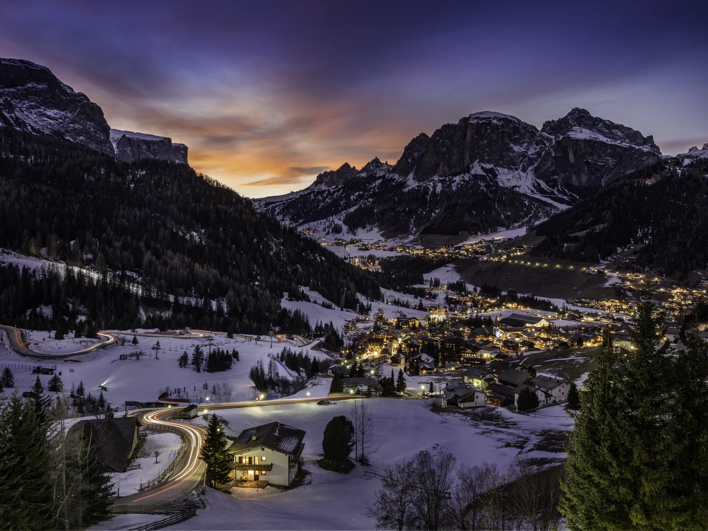 Kitzbühel Paesaggio alpino innevato con case illuminate e villaggi di montagna al crepuscolo