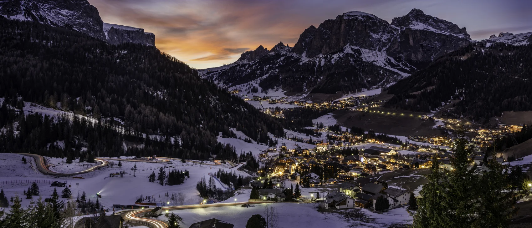 Kitzbühel Paesaggio alpino innevato con case illuminate e villaggi di montagna al crepuscolo