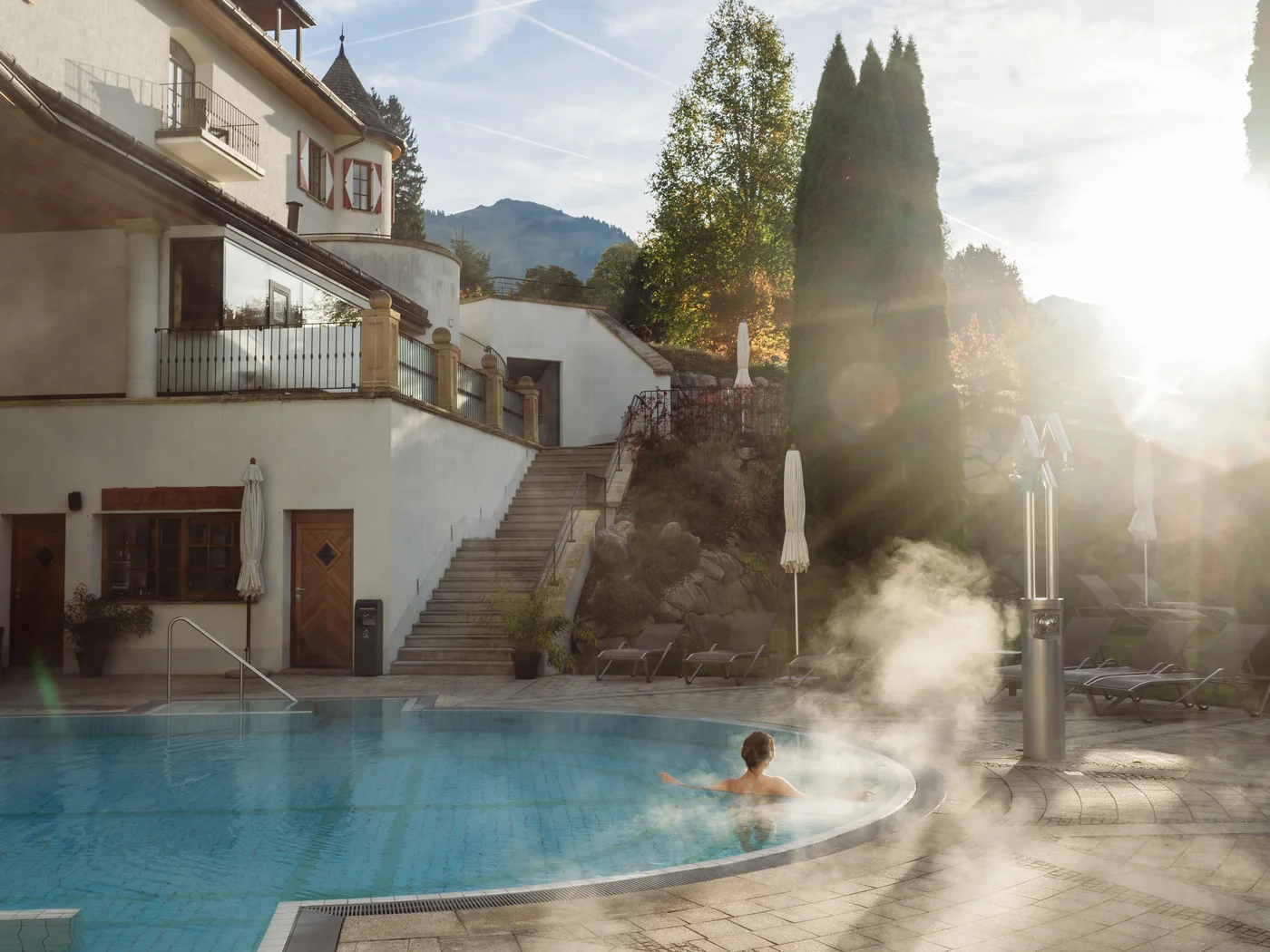 Morgendampf im Pool bei Sonnenaufgang Morgendampf im Pool bei Sonnenaufgang