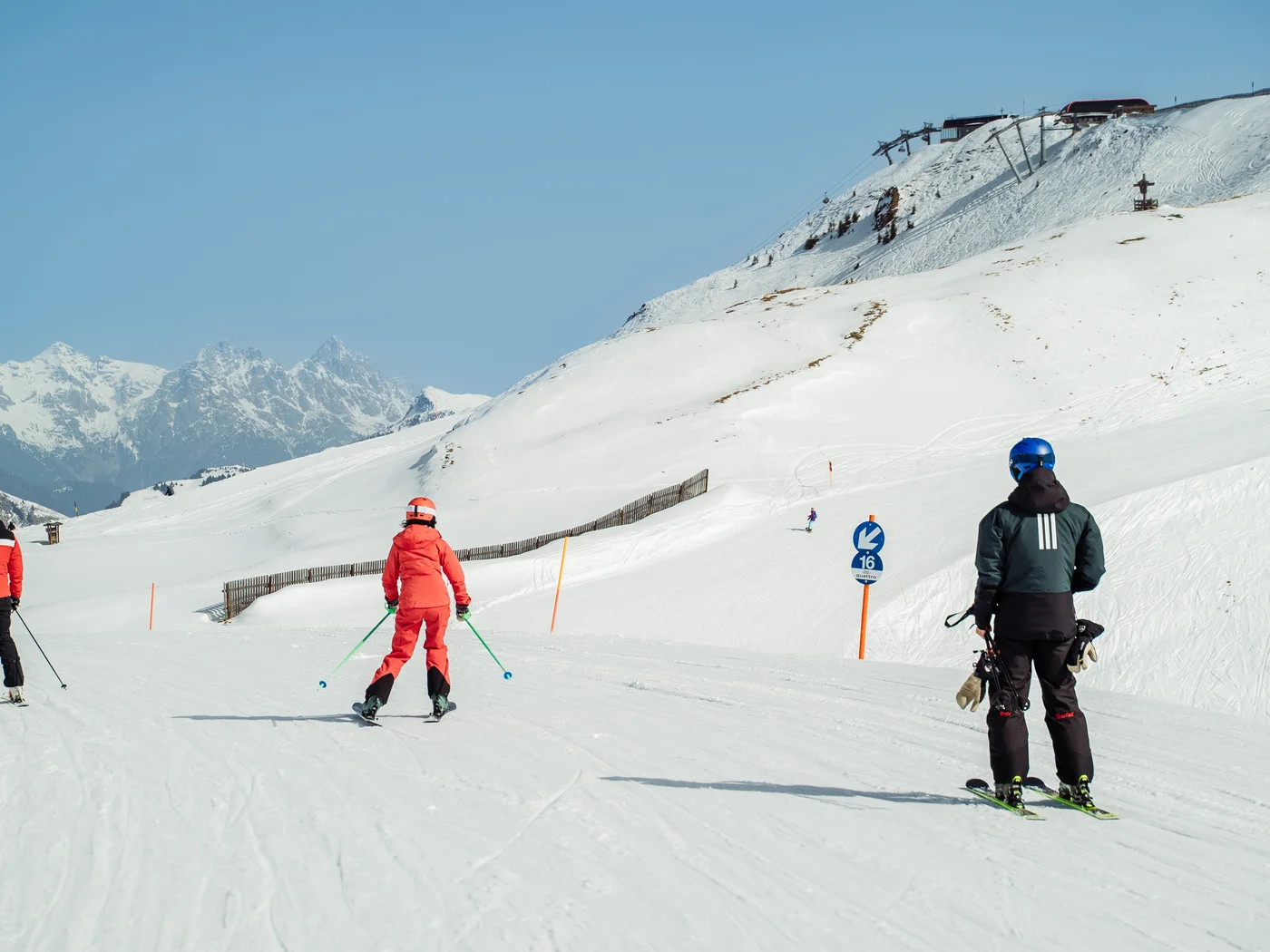 Skifahrer auf Skipiste Skifahrer auf Skipiste