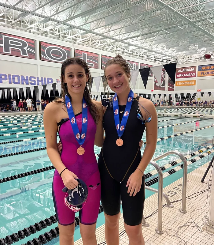 So schön: Kitzbühel-Urlaub mit Kindern Zwei junge Schwimmerinnen mit Medaillen am Schwimmbeckenrand