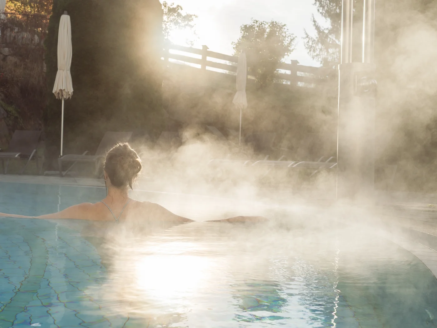 Wasserdampf im außen Pool bei Sonnenaufgang