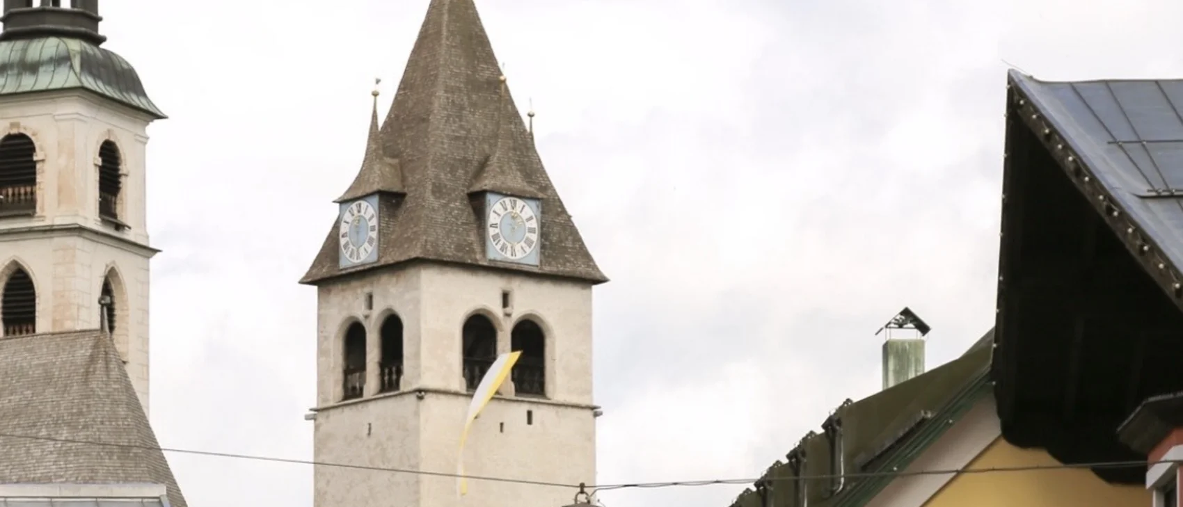 Bunte Häuser in Kitzbüheler Stadt