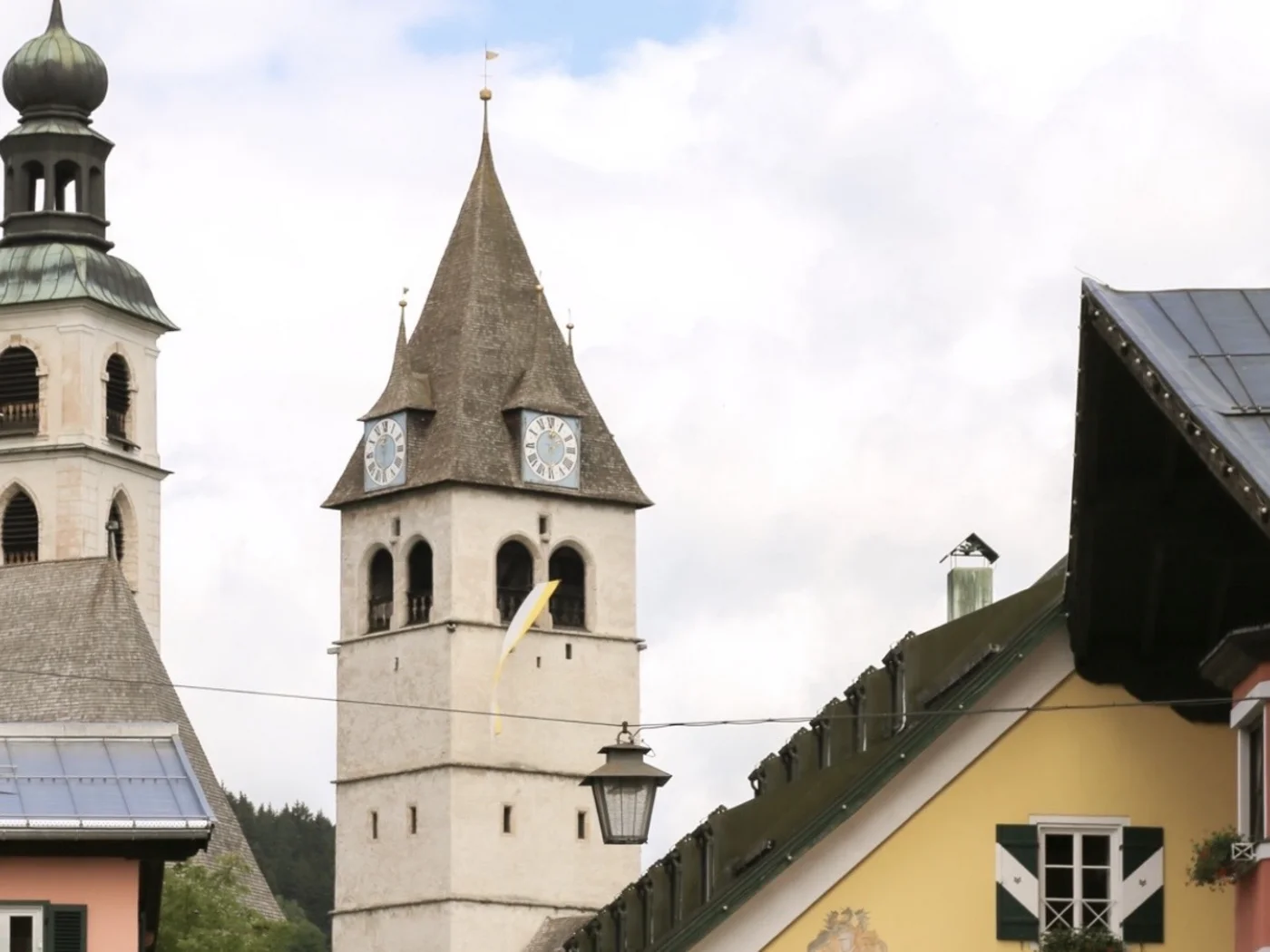 Bunte Häuser in Kitzbüheler Stadt