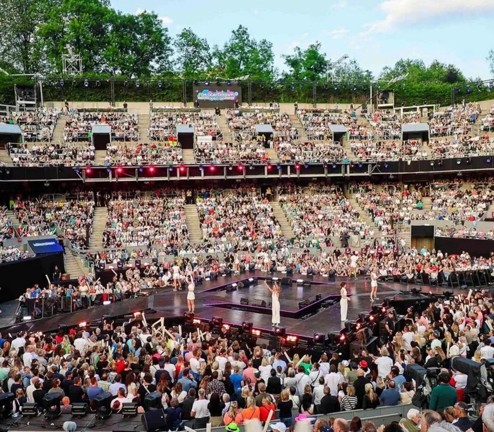 Anfiteatro pieno di spettatori a una sfilata di moda all'aperto