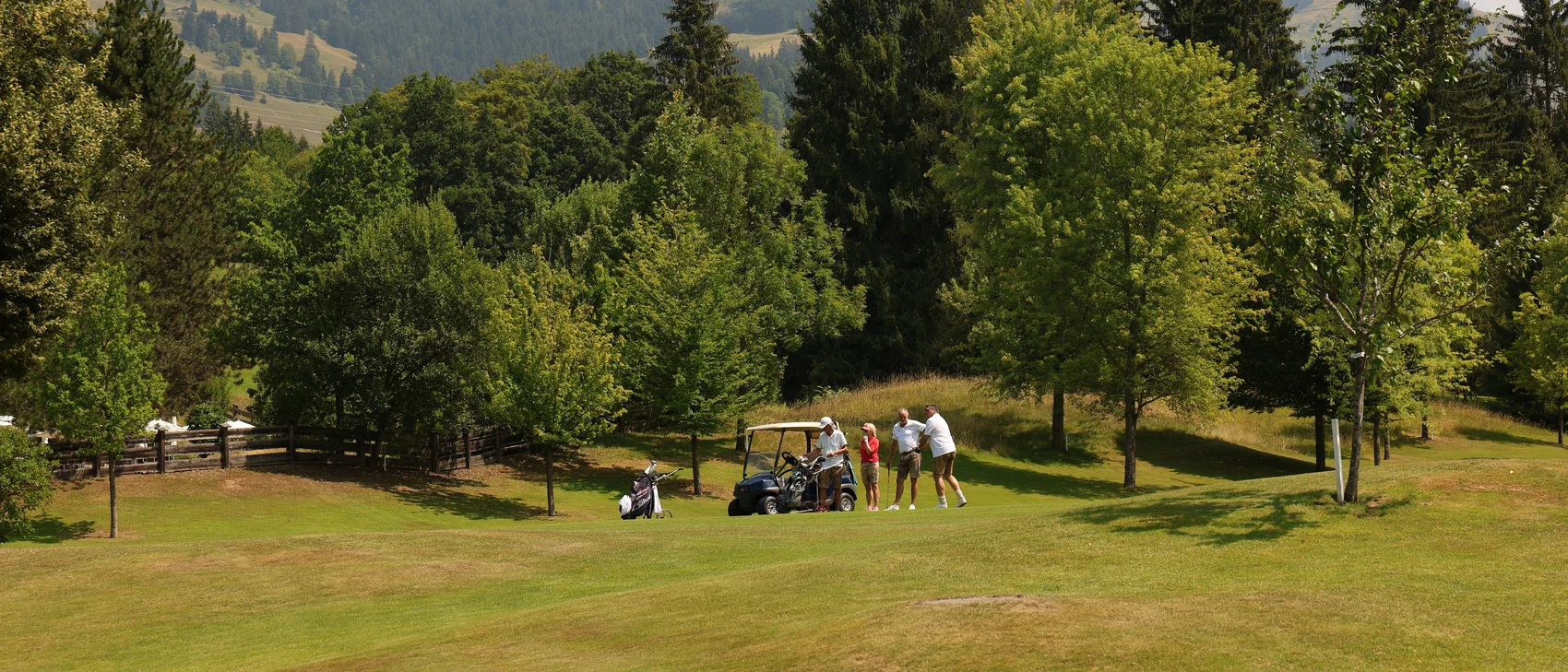 [Translate to Italienisch:] Golfer auf dem Golfplatz