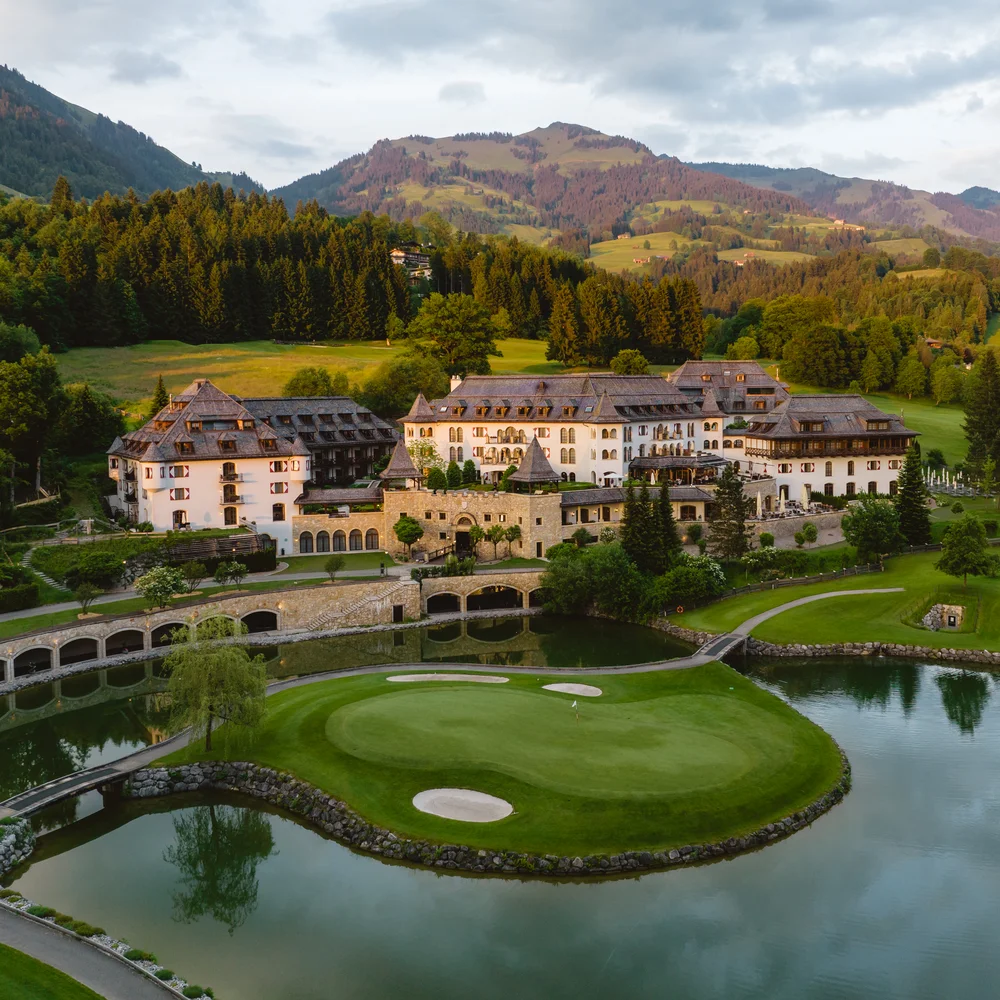 Resort di lusso in montagna con campo da golf su isola e lago