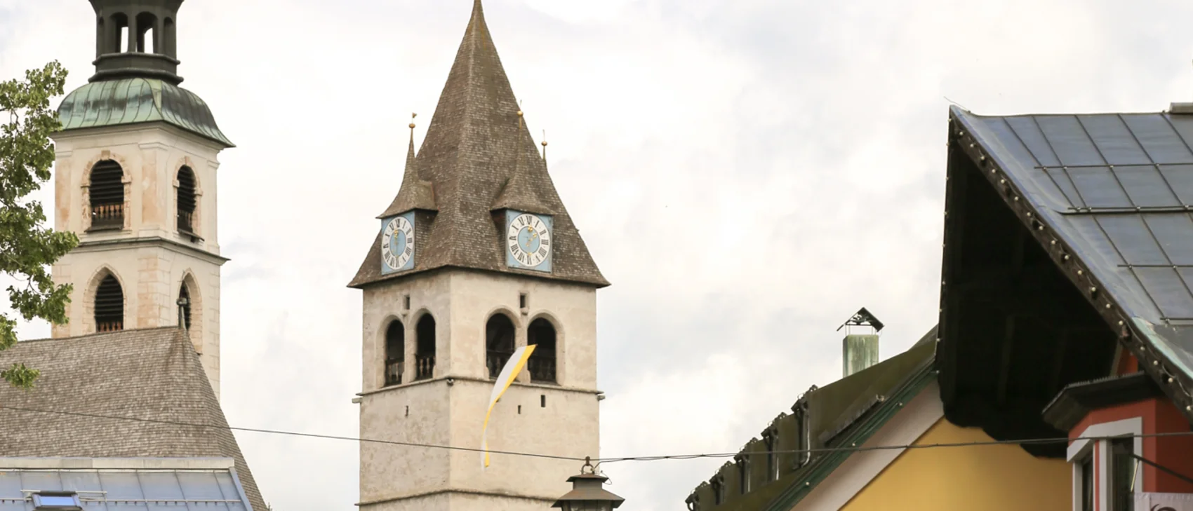 Kitzbühel Historische Kirchtürme und bunte Häuser in einem malerischen Dorf
