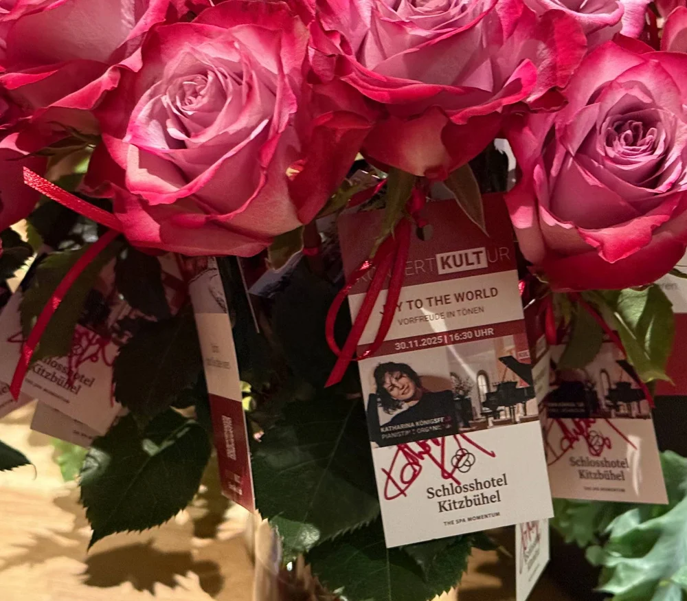 Rote Rosen mit Veranstaltungskarten im Schlosshotel Kitzbühel