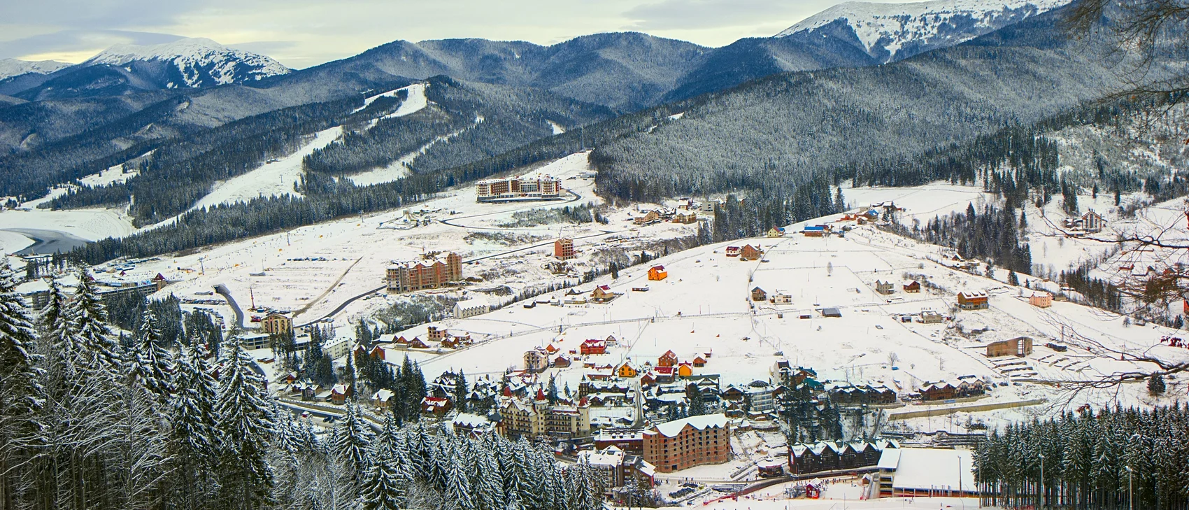 Kitzbühel Paesaggio invernale con villaggio innevato e montagne sullo sfondo