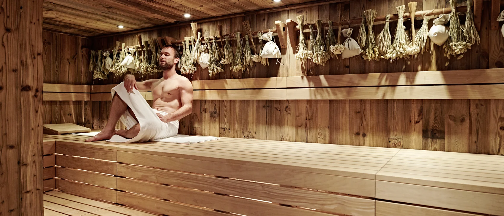 [Translate to Englisch:] Person in Sauna