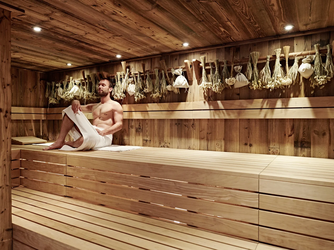 [Translate to Englisch:] Person in Sauna