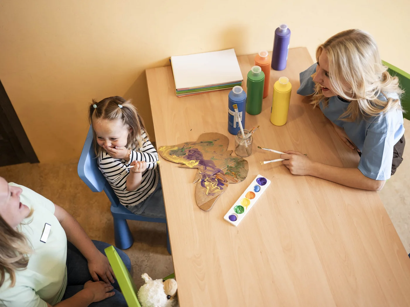 Familie mit Kind am spielen Familie mit Kind am spielen