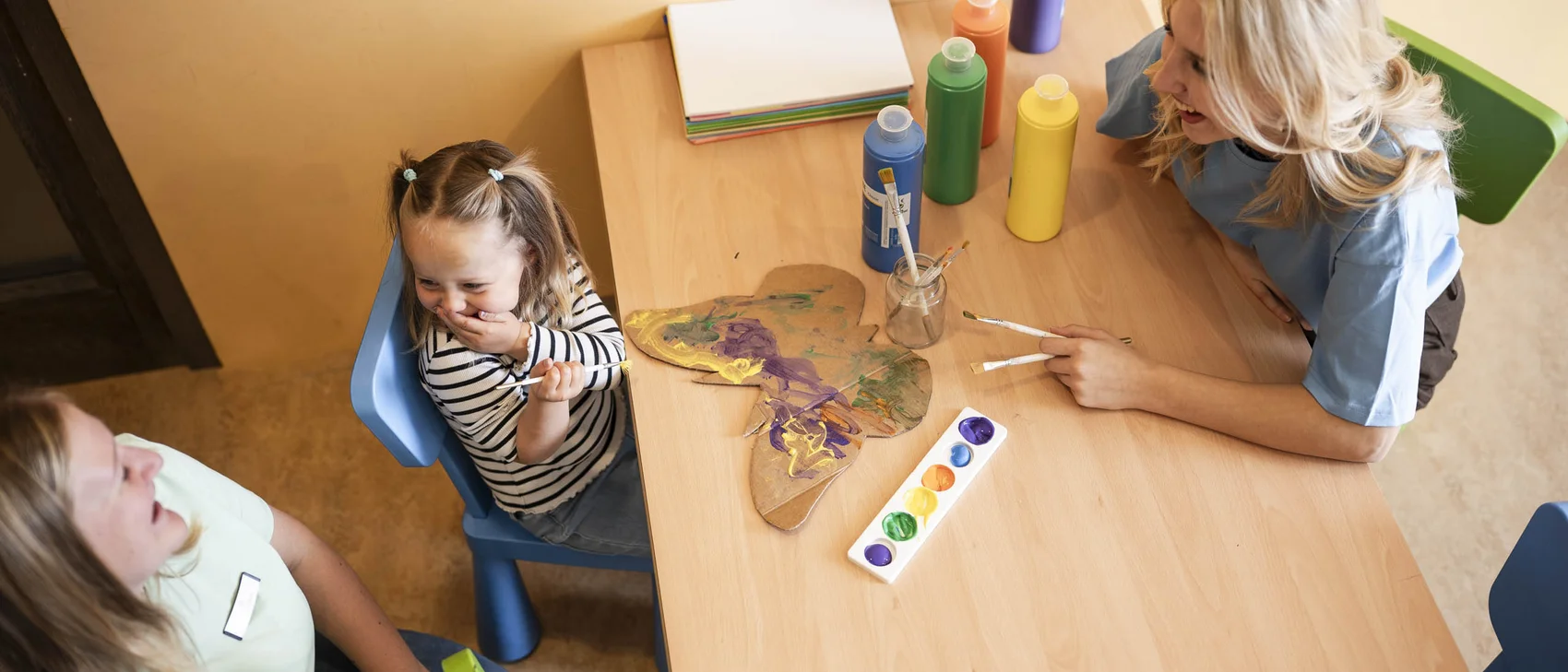 Familie mit Kind am spielen Familie mit Kind am spielen