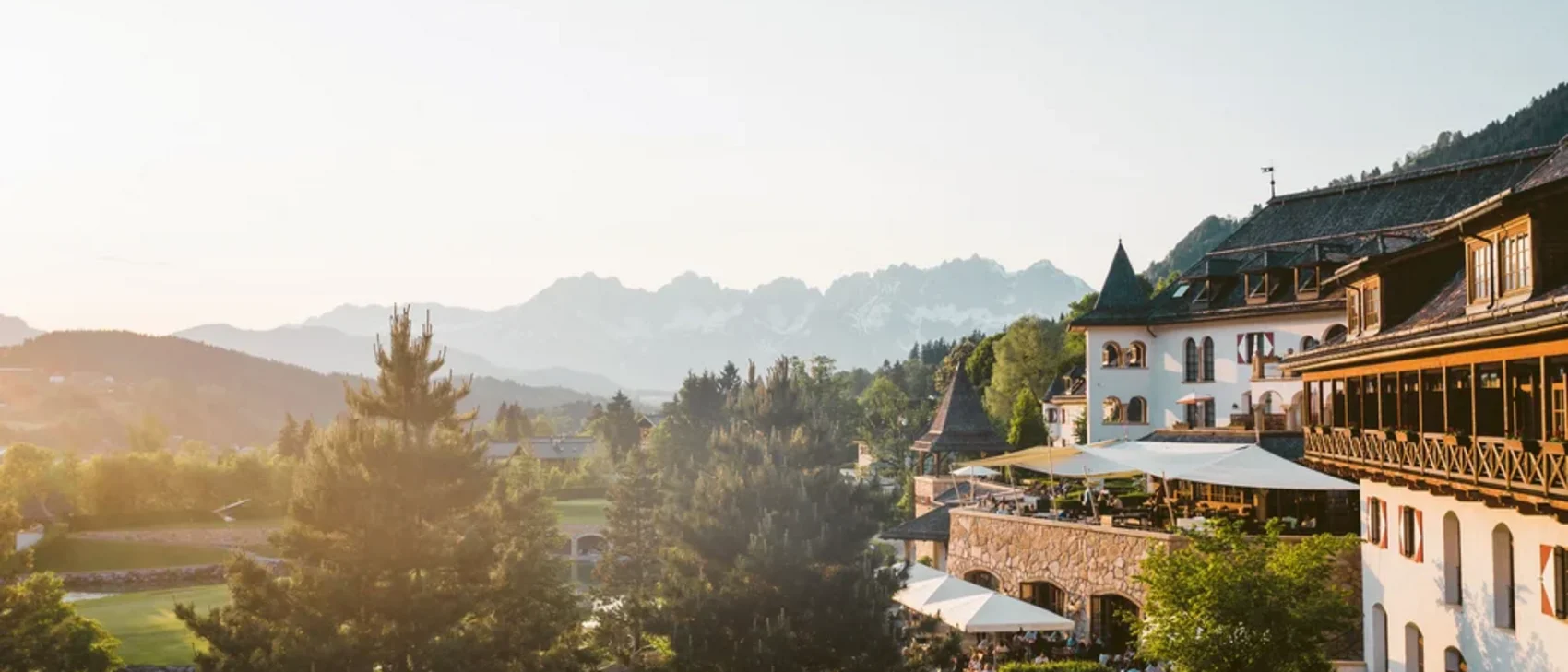 Kitzbühel Kitzbühel a ottobre, con un pittoresco resort alpino circondato da paesaggi autunnali, rigogliosa vegetazione e maestose montagne.