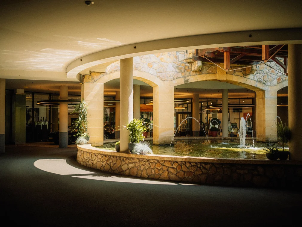 Covered area with stone fountain and water jets