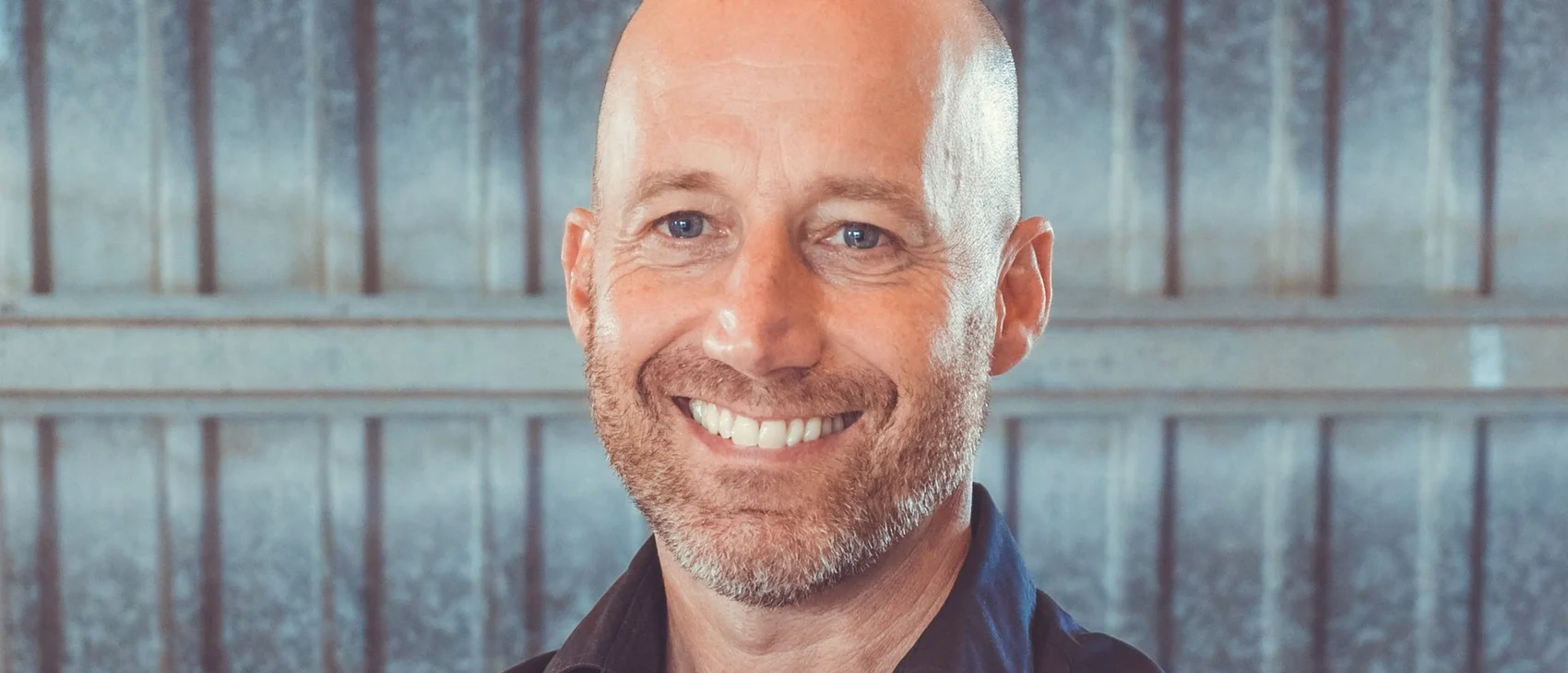 SPA Momentum Vortrag Longevity mit Dr. Marc Weitl Lächelnder Mann mit verschränkten Armen vor Metallwand