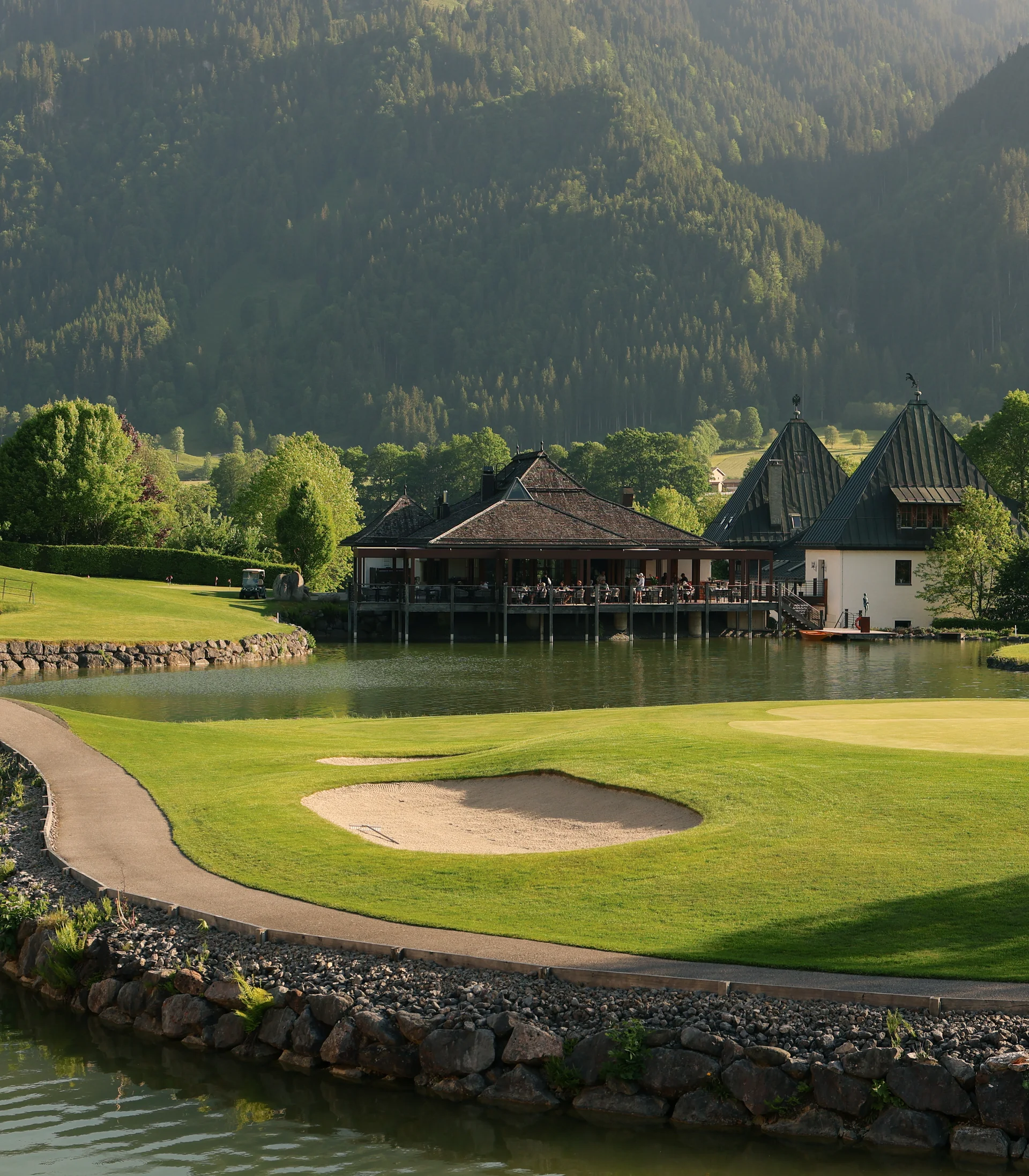 Das Kaps am See umgeben von dem Golfplatz