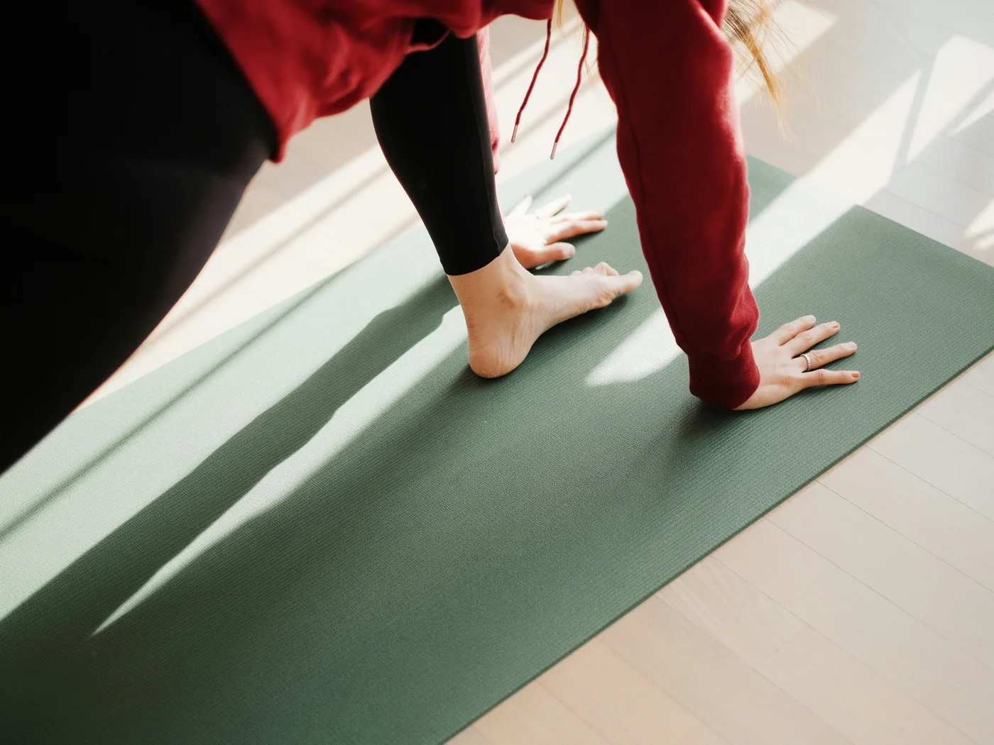 Die Schlossevents Person beim Yoga auf einer Matte im Sonnenlicht