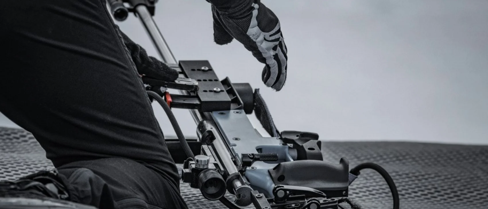Biathlon-Trilogie Hochfilzen Eine Person mit Handschuhen hantiert an einem metallischen Gerät