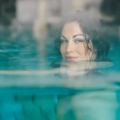Frau entspannt sich in einem Dampfbad mit Wasser und Nebel