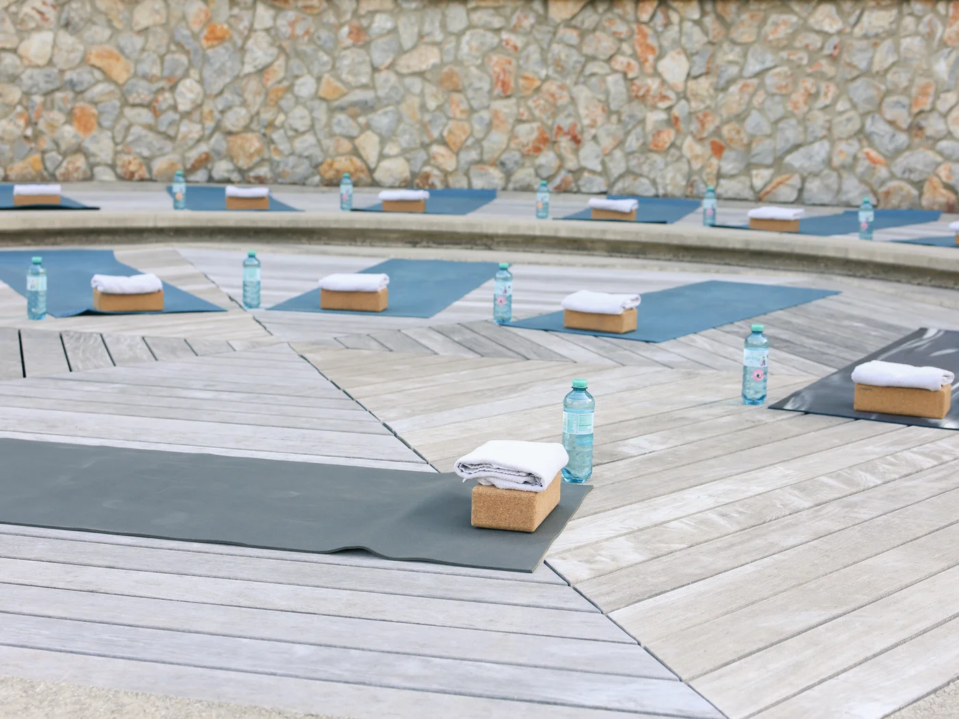 [Translate to Italienisch:] Yogamatten auf der Yogaplattform