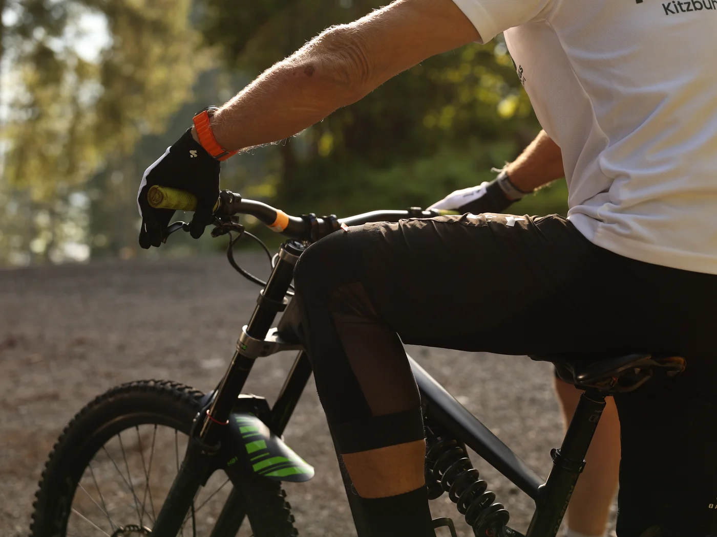 [Translate to Englisch:] Person mit Mountainbike im Wald